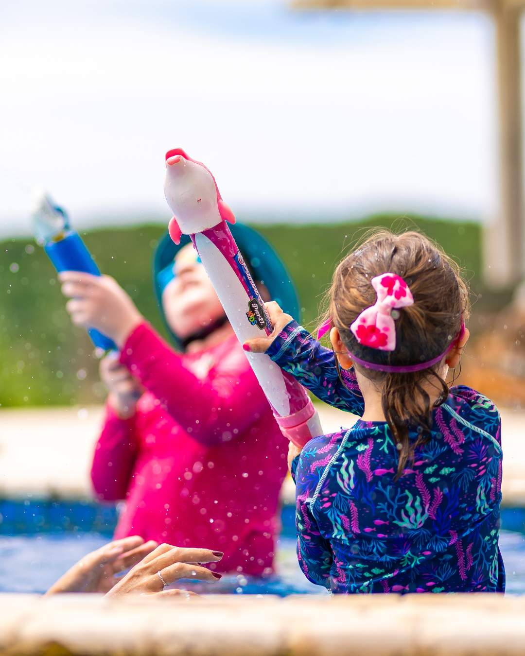Crianças na piscina do Raízes Resort