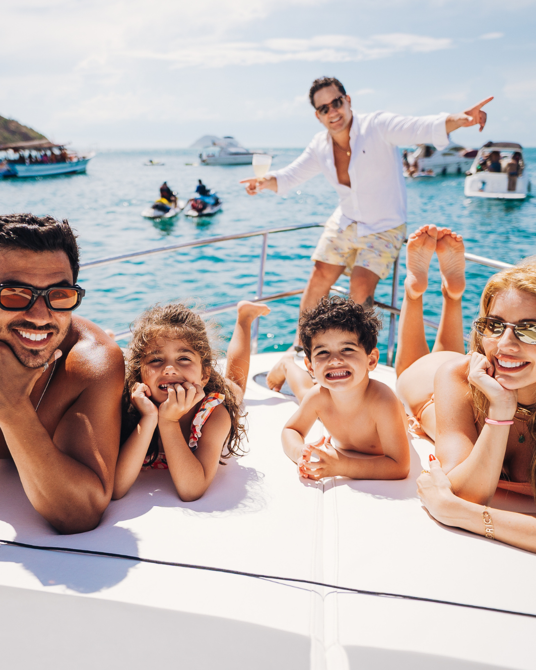 Família no barco no Raízes Resort